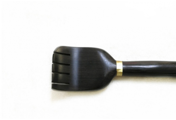 Dispozitiv pentru scarpinat din lemn de santal (R162L)